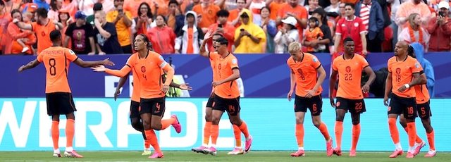 Holanda b&euml;n show. Japonia pas 'Tulipan&euml;ve', Suedia zgjohet