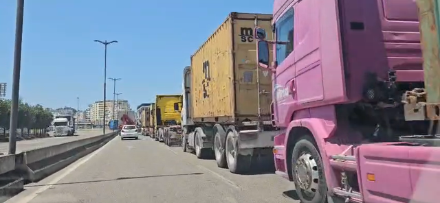 Rriten kostot p&euml;r transportin nga radh&euml;t n&euml; Portin e