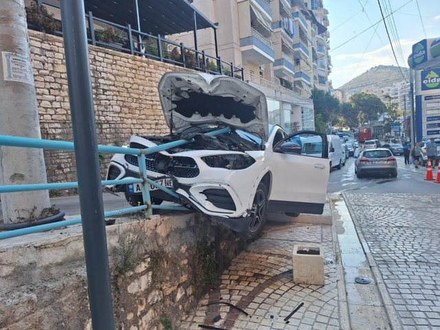 Sarand&euml;/ Humbi kontrollin e mjetit dhe u p&euml;rplas me barrierat