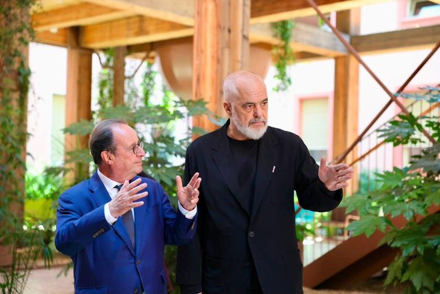 Rama mir&euml;pret n&euml; Tiran&euml; ish-presidentin francez, i akordon