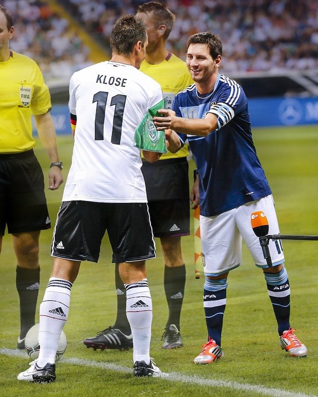 Miroslav Klose p&euml;rg&euml;zon yllin Leo Messi p&euml;r rekordin:
