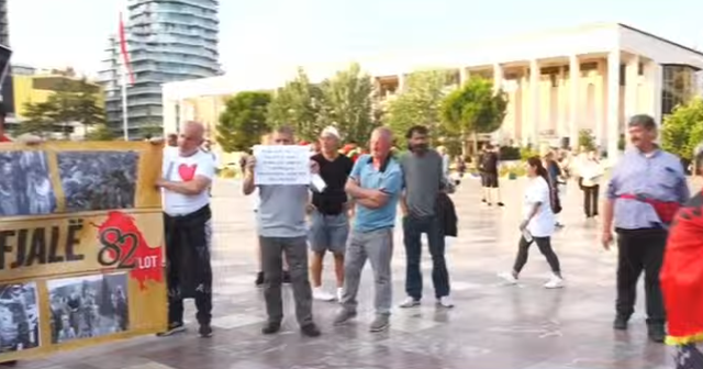 Dita e&nbsp;27-t&euml; e protest&euml;s/ Mij&euml;ra qytetar&euml; vijojn&euml;