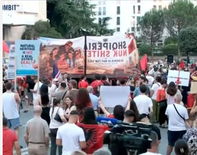 Dita e&nbsp;27-t&euml; e protest&euml;s/ Mij&euml;ra qytetar&euml; vijojn&euml;