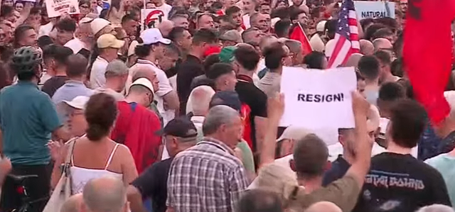 Dita e&nbsp;27-t&euml; e protest&euml;s/ Mij&euml;ra qytetar&euml; vijojn&euml;