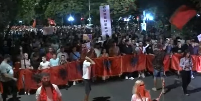 Protesta e 27-t&euml; kund&euml;r qeveris&euml;/ Qytetar&euml;t marshojn&euml;