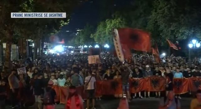 &ldquo;Rama n&euml; burg, Berisha n&euml; burg&rdquo;/ Protestuesit para