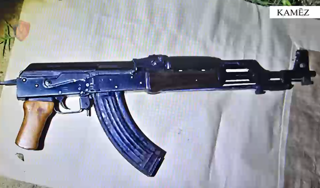 VIDEO/ Q&euml;lloi me arm&euml; zjarri automatik n&euml; drejtim t&euml;