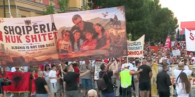 "Dor&euml;heqje"/ Dita e 28-t&euml; e protest&euml;s, nis marshimi i