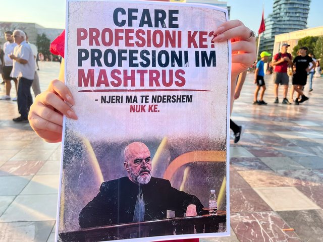 "Dor&euml;heqje"/ Dita e 28-t&euml; e protest&euml;s, nis marshimi i