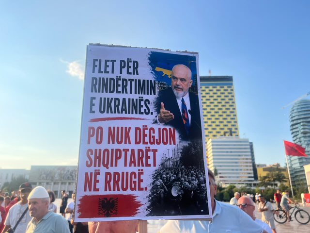 "Dor&euml;heqje"/ Dita e 28-t&euml; e protest&euml;s, nis marshimi i