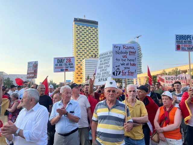 "Dor&euml;heqje"/ Dita e 28-t&euml; e protest&euml;s, nis marshimi i