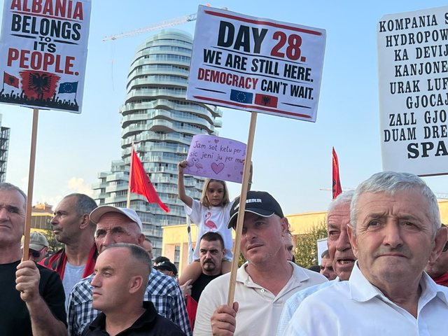 "Dor&euml;heqje"/ Dita e 28-t&euml; e protest&euml;s, nis marshimi i