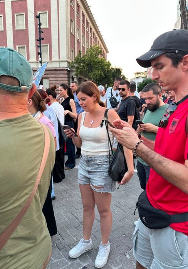"Dor&euml;heqje"/ Dita e 28-t&euml; e protest&euml;s, nis marshimi i