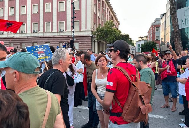 "Dor&euml;heqje"/ Dita e 28-t&euml; e protest&euml;s, nis marshimi i