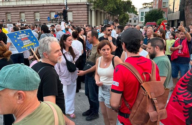 "Dor&euml;heqje"/ Dita e 28-t&euml; e protest&euml;s, nis marshimi i