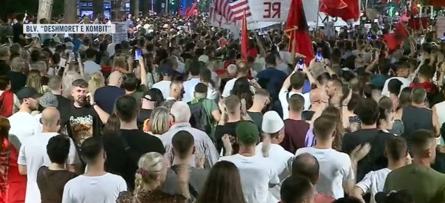 Bulevardi plot me qytetar/ Protestuesit nisin&nbsp;marshimin&nbsp;n&euml;