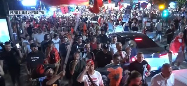 Protestuesit vijojn&euml; marshimin rrug&euml;ve t&euml; Tiran&euml;, thirrje