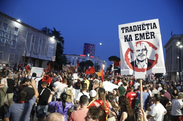FOTOGALERIA/ Protestuesit &ldquo;hedhin&rdquo; n&euml; mbeturina politik&euml;n,