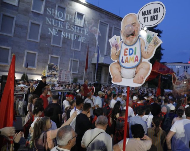 FOTOGALERIA/ Protestuesit &ldquo;hedhin&rdquo; n&euml; mbeturina politik&euml;n,