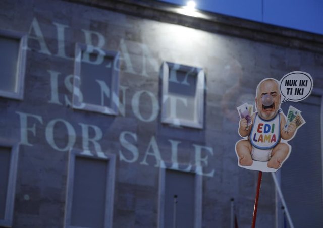 FOTOGALERIA/ Protestuesit &ldquo;hedhin&rdquo; n&euml; mbeturina politik&euml;n,