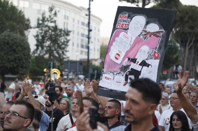 FOTOGALERIA/ Protestuesit &ldquo;hedhin&rdquo; n&euml; mbeturina politik&euml;n,