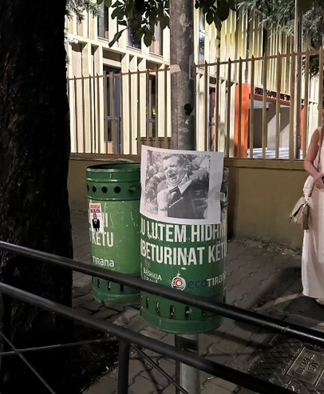 FOTOGALERIA/ Protestuesit &ldquo;hedhin&rdquo; n&euml; mbeturina politik&euml;n,