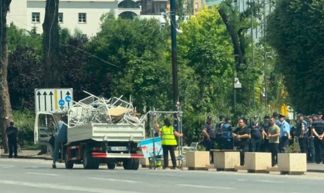 100 polic&euml; zbarkojn&euml; para Kryeministris&euml;/ Sekuestrojn&euml;