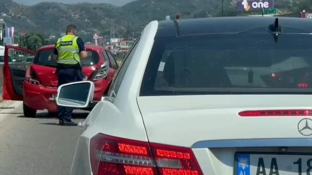 Aksident n&euml; autostrad&euml;n Durr&euml;s-Tiran&euml;, bllokohet qarkullimi