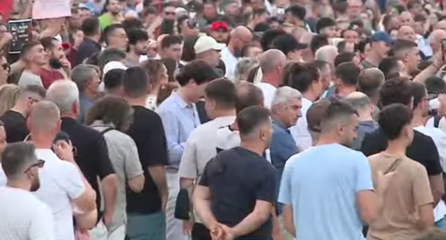 "Policia e Shtetit t&euml; mos provokoj&euml;!"/ Protestuesi-
