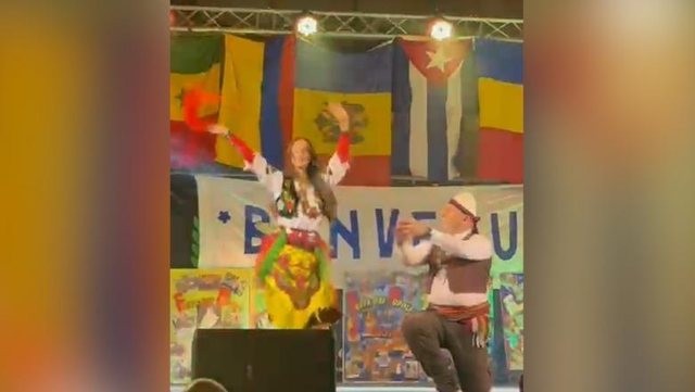 Bab&euml; e bij&euml;, Azgan Haklaj dhe vajza e tij performojn&euml; vallet