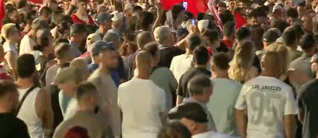 "President qesharak"/ Protestuesi: Zgjodhi t&euml; mos fliste, ka