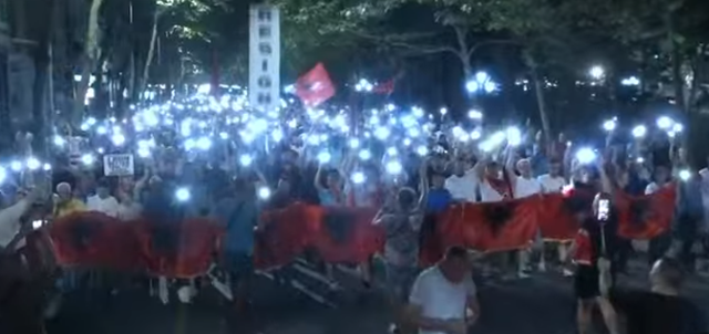 Protesuesit marshojn&euml; rrug&euml;ve t&euml; Tiran&euml;s: Zegjine na
