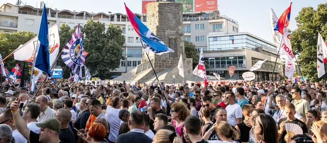DW: Protestat n&euml; Serbi vazhdojn&euml; pasi Vu&ccedil;i&ccedil; thot&euml;