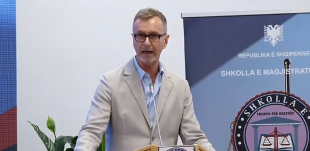 "Asnj&euml; institucion nuk duhet t&euml; punoj&euml; i izoluar"/
