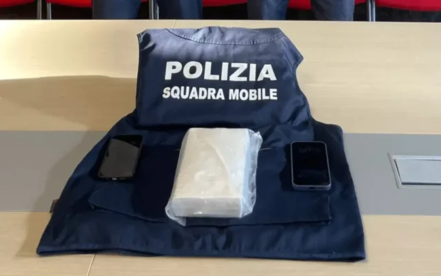 Mbante fshehur n&euml; makinen e tij nj&euml; bllok kokaine me vler&euml; 30