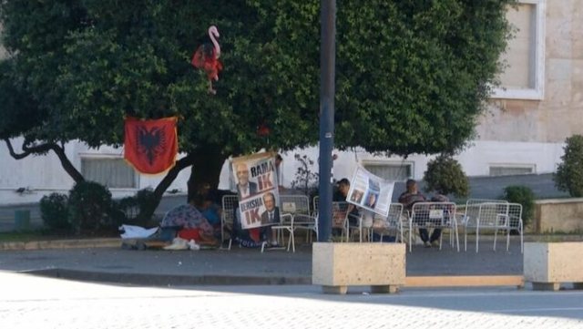 VIDEO/Me pankartat dhe flamurin komb&euml;tar, protestuesit e zbardhin