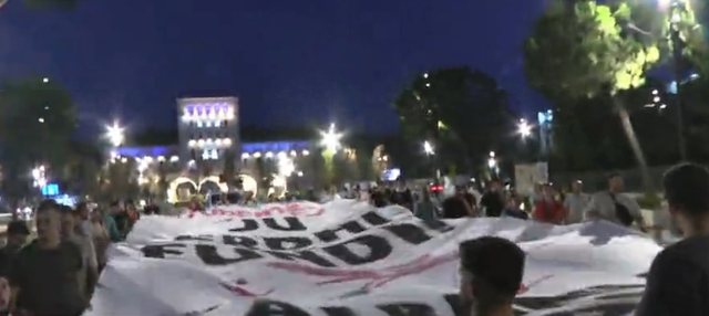 VIDEOLAJM/ Pas p&euml;rplasjeve me rojet e siguris&euml; brenda Universitetit