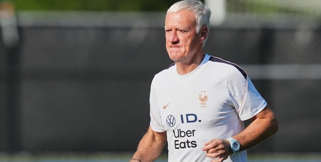 Trajneri Deschamps, i p&euml;rqendruar te Franca pas ceremonis&euml; mortore