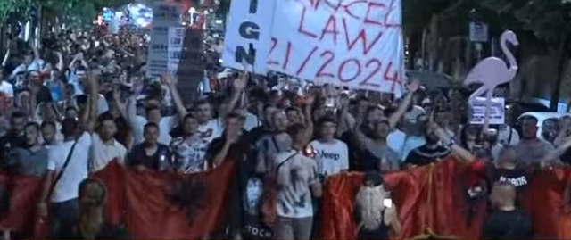 &ldquo;Ju erdhi fundi&rdquo;/ Vijon marshimi i protestuesve n&euml; kryeqytet: O