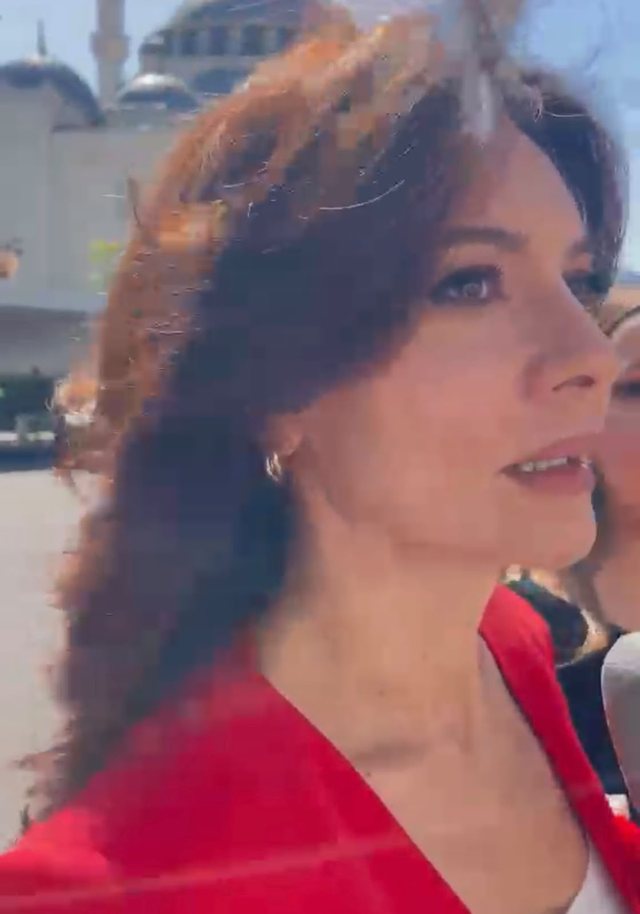Jasht&euml; protest&euml;, brenda Kuvend/ Nis seanca plenare, n&euml; rend dite