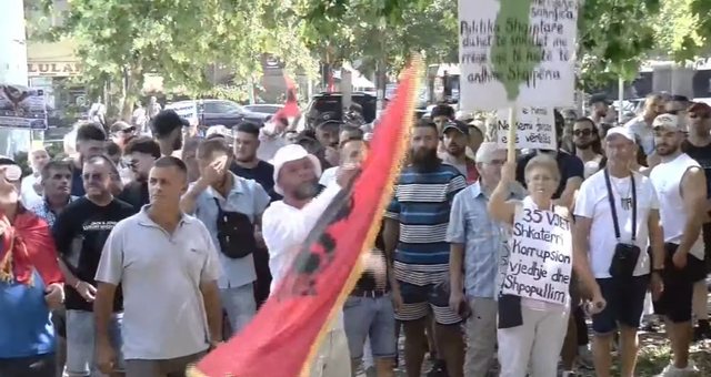 "Ndryshimi fillon me ne"/ Qytetar&euml;t mblidhen para Kuvendit,