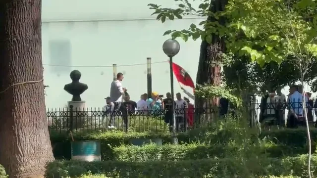 "Ndryshimi fillon me ne"/ Qytetar&euml;t mblidhen para Kuvendit,