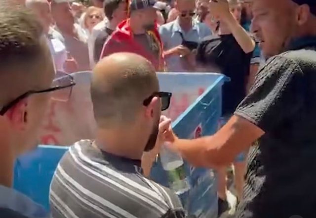 "Ndryshimi fillon me ne"/ Qytetar&euml;t mblidhen para Kuvendit,