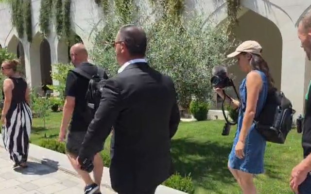 VIDEOLAJM/ Protestuesit ndjekin deputetin e PS-s&euml; jasht&euml; Parlamentit: