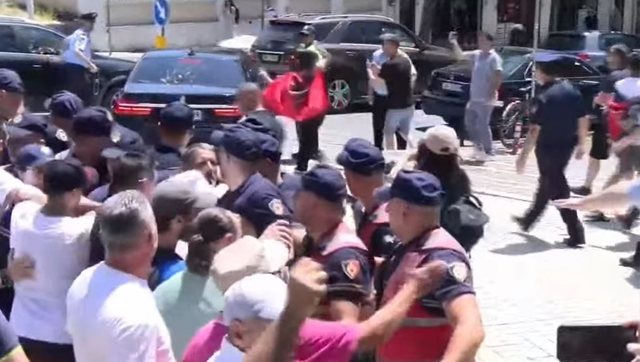 VIDEO/ Protestuesit p&euml;rplasen me policin&euml;, i bllokojn&euml;