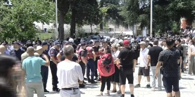 Gjest human n&euml; mes t&euml; protest&euml;s/ Qyetar&euml;t para Kuvendit