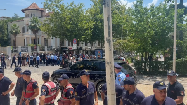 Protestuesit vijojn&euml; revolt&euml;n para Kuvendit/ Godasin me vez&euml;
