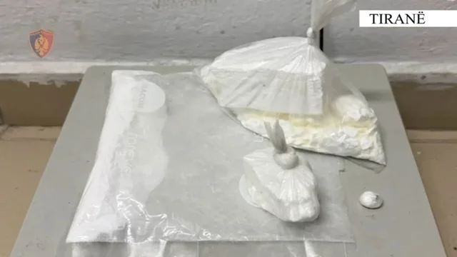 VIDEO/ Shisnin l&euml;nd&euml; narkotike n&euml; shkolla, goditet grupi