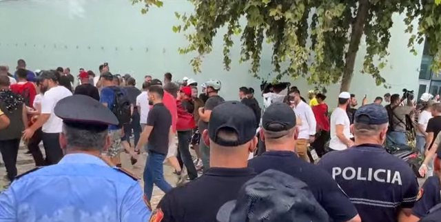 Policia arrestoi disa protestues, qytetar&euml;t marshojn&euml; drejt