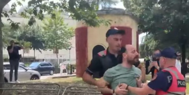 Pamje t&euml; r&euml;nda/ Ja si u arrestuan dhunsh&euml;m protestuesit para